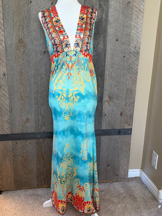 Mundefeis Dresses & Skirts - Mundefeis Low V-Neck Maxi Dress Size Small